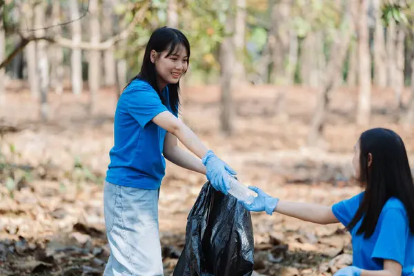 Geri dönüşüm için doğayı çöplerden ve plastik atıklardan temizleyen gönüllüler ve topluluk üyeleri..