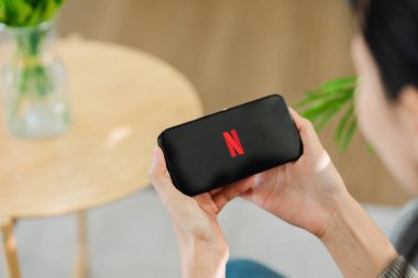 CHIANG MAI, THAILAND 22 Şubat 2024: iPhone ekranında Netflix logosu. Netflix, televizyon bölümleri ve filmler için uluslararası bir abonelik hizmetidir..