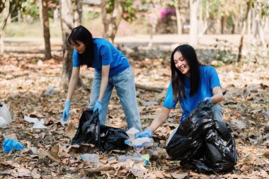 Geri dönüşüm için doğayı çöplerden ve plastik atıklardan temizleyen gönüllüler ve topluluk üyeleri..