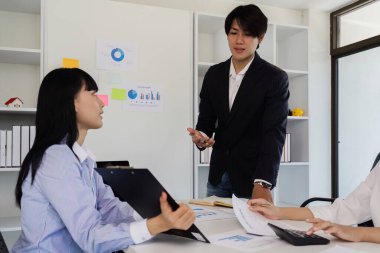 Girişimci gençler ve ortaklar toplantı odasında proje toplantısında fikir alışverişinde bulundular.