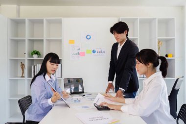 Girişimci gençler ve ortaklar toplantı odasında proje toplantısında fikir alışverişinde bulundular.