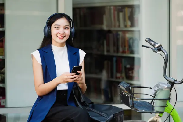 Uśmiechnięta Azjatycka Bizneswoman Trzymać Wielokrotnego Użytku Ekologiczny Kubek Pomocą Telefonu — Zdjęcie stockowe