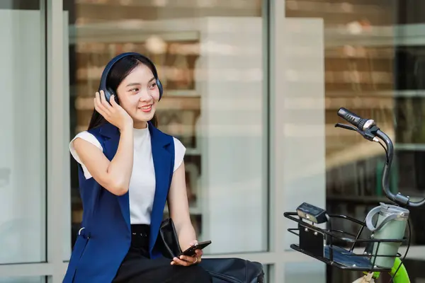 Uśmiechnięta Azjatycka Bizneswoman Trzymać Wielokrotnego Użytku Ekologiczny Kubek Pomocą Telefonu — Zdjęcie stockowe