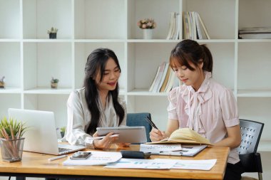 Muhasebe müdürleri yeni strateji projesiyle çalışıyorlar. Beyin fırtınası ekibi..