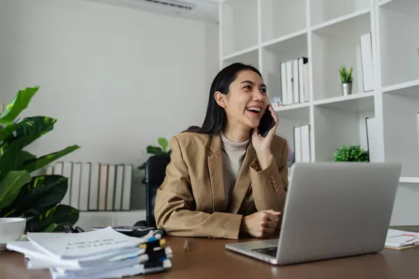 Çevre Dostu Modern Ofiste Dizüstü Bilgisayarla Çalışan Kadını Ağaçlarla Çevrili — Stok fotoğraf