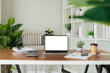 Ofis masası ofis ekipmanlarıyla temiz hava, çalışma alanı ve fotokopi alanı sağlar.