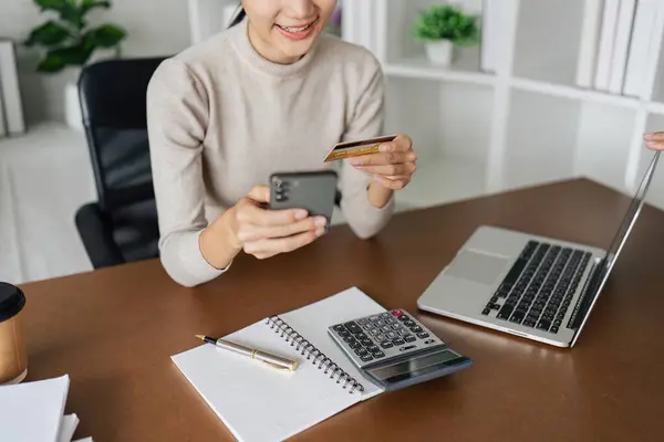 Молода Жінка Робить Покупку Інтернеті Ноутбуці Мобільному Кредитною Карткою — стокове фото