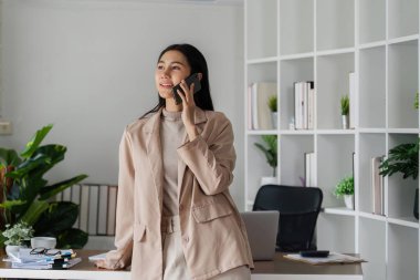 İş kadını müşteriyle konuşuyor, iş ortağı iş görüşmesi için..