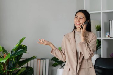 İş kadını müşteriyle konuşuyor, iş ortağı iş görüşmesi için..