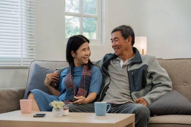 Yaşlı çiftler hafta içi rahat bir şekilde evlerindeki kanepede rahatça oturup sohbet ederler..