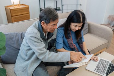 Yaşlı çiftler hafta içi rahat bir şekilde evlerindeki kanepede rahatça oturup sohbet ederler..