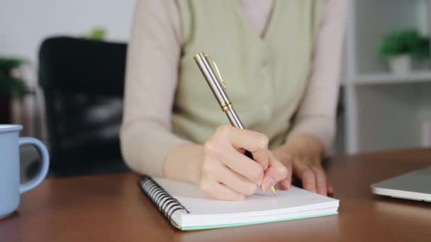 Femeie Scrie Într Notebook Timp Stă Birou Laptop — Videoclip de stoc