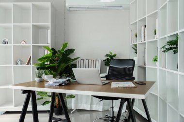 Ofis masası ofis ekipmanlarıyla temiz hava, çalışma alanı ve fotokopi alanı sağlar.