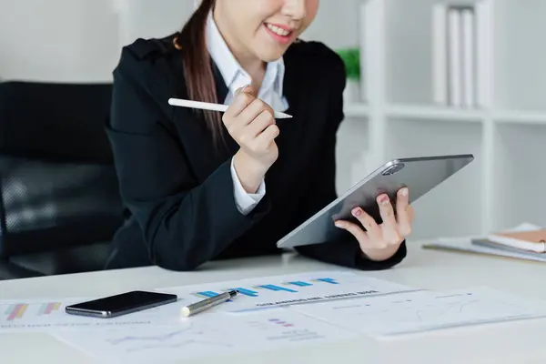 Eine Frau Business Anzug Sitzt Einem Schreibtisch Mit Tablet Und — Stockfoto