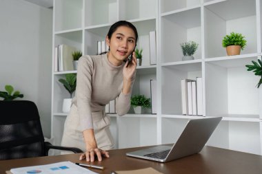 İş kadını müşteriyle konuşuyor, iş ortağı iş görüşmesi için..