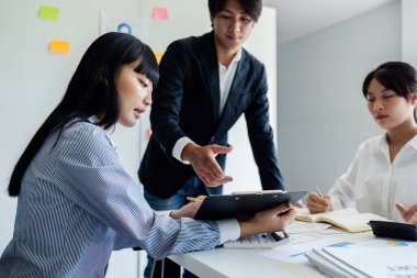 İş adamları kolajda finansal veriler ve pazarlama büyüme raporu grafiği ile analiz etmeyi tartışırlar.