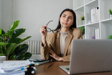 İş kadını oturmuş iş hakkında düşünüyor ve bağlantılarıyla buluşuyor..