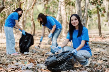 Geri dönüşüm için doğayı çöplerden ve plastik atıklardan temizleyen gönüllüler ve topluluk üyeleri..