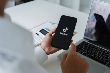 CHIANG MAI, THAILAND - 20 Mart 2024: Bir kadın Instagram uygulamalı Apple iPhone 'u ekranda tutuyor