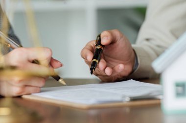 Belge anlaşmasına işaret eden avukat eli, iş adamı sözleşmesi, emlak sözleşmesi imzalayan müvekkil..