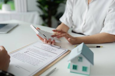 Emlakçı müşteriye sunulacak emlak vergisi ve giderlerini hesaplar.