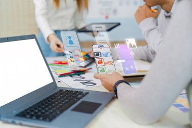 Uygulama arayüzü tasarımı konusunda ux- geliştiricisi ve UI tasarımcısı birlikte beyin fırtınası yapıyorlar. Yaratıcı dijital geliştirme ajansı. UX UI kavramı.