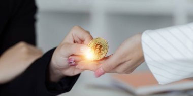 İş kadını ortağına şifreli para veriyor. Kripto para birimi yatırım kavramı.