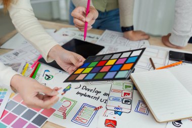 UI UX web tasarımcısı ekibi UI UX ön uç tasarımcısı önizlemeleri ile mobil yanıt veren web siteleri geliştirmek için birlikte çalışıyor.
