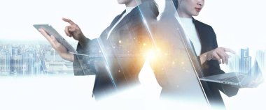 Dijital teknoloji, iş ağı bağlantısı, takım çalışması, anlaşma, ortaklık, yatırım analizi, planlama ve strateji. Akıllı şehirde dijital cihazla çalışan bir işadamı.