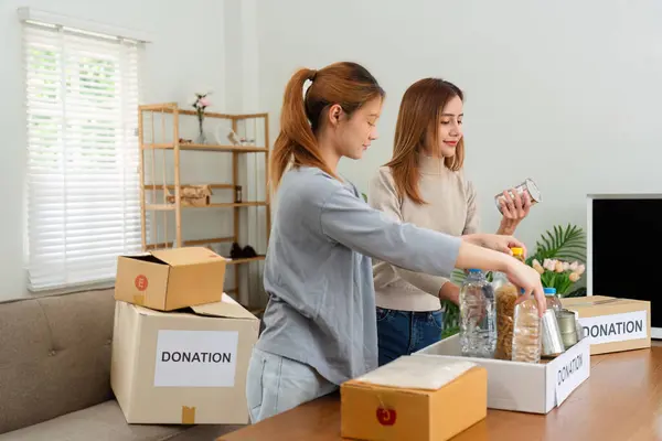 捐赠和志愿服务的概念 义工准备食物盒 盛放食物 捐赠给家中的穷人和灾民 图库图片