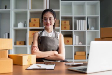 Dizüstü bilgisayar kullanan genç bir girişimci. Nakliyeye, çevrimiçi satışa, e-ticaret konseptine hazırlık.