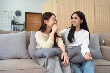 Eşcinsel çift, sağlıklı ilişki ilişkilerinde birlikte rahatlamak için kanepede kucaklaşır. Lgbtq çift kavramı.