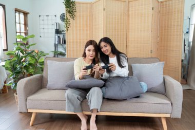 Eşcinsel çift, sağlıklı ilişki ilişkilerinde birlikte rahatlamak için kanepede kucaklaşır. Lgbtq çift kavramı.