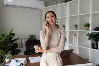 İş kadını müşteriyle konuşuyor, iş ortağı iş görüşmesi için..