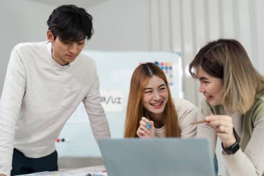 UI UX web tasarımcısı ekibi UI UX ön uç tasarımcısı önizlemeleri ile mobil yanıt veren web siteleri geliştirmek için birlikte çalışıyor.