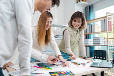 UI UX web tasarımcısı ekibi UI UX ön uç tasarımcısı önizlemeleri ile mobil yanıt veren web siteleri geliştirmek için birlikte çalışıyor.