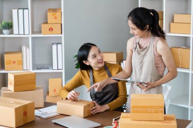 Tablet kullanan genç bir girişimci. Nakliyeye, çevrimiçi satışa, e-ticaret konseptine hazırlık.