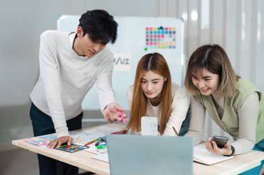 UI UX web tasarımcısı ekibi UI UX ön uç tasarımcısı önizlemeleri ile mobil yanıt veren web siteleri geliştirmek için birlikte çalışıyor.