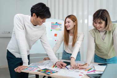 UI tasarımcısı ve UX geliştiricisi uygulama görünümünü erken safhada tasarlamak için beyin fırtınası fikri. Yaratıcı dijital geliştirme ajansı. UX UI kavramı.