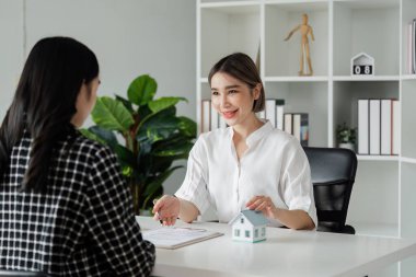 Belge anlaşmasına işaret eden avukat eli, iş adamı sözleşmesi, sözleşme imzalayan müvekkil..