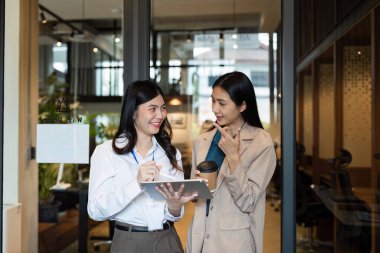 İş kadını konuşuyor, beyin fırtınası yapıyor, iş arkadaşıyla strateji hakkında konuşuyor..