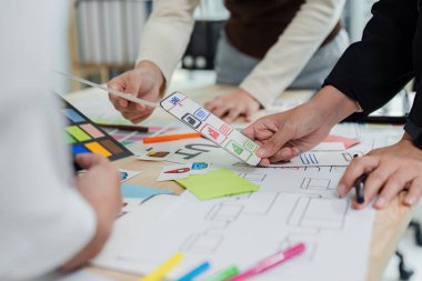 Uygulama arayüzünü tasarlamak için UI tasarımcısı ve UX geliştiricisi beyin fırtınası fikri. Yaratıcı dijital geliştirme ajansı. UX UI kavramı.