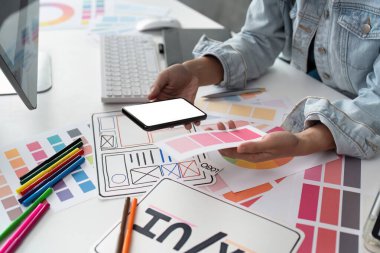 Uygulama arayüzünü tasarlamak için UI tasarımcısı ve UX geliştiricisi beyin fırtınası fikri. Yaratıcı dijital geliştirme ajansı. UX UI kavramı