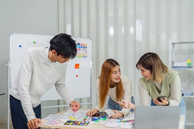 Uygulama arayüzünü tasarlamak için UI tasarımcısı ve UX geliştiricisi beyin fırtınası fikri. Yaratıcı dijital geliştirme ajansı. UX UI kavramı.