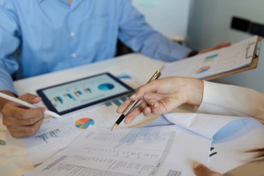 İş kadını, iş arkadaşlarıyla toplantı odasında tartışıyor. Bir grup mutlu iş adamı toplantı sırasında fikir alışverişinde bulunuyor..