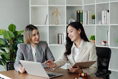 Müvekkille çalışan avukat, ofiste sözleşme belgelerini tartışıyor, müşterilere danışmanlık yapıyor..