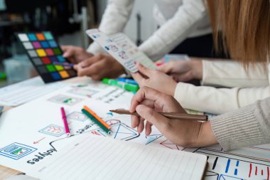 ux geliştirici ve ui tasarımcısı beyin fırtınası arayüzü kablo tasarımı. Yaratıcı dijital geliştirme ajansı.