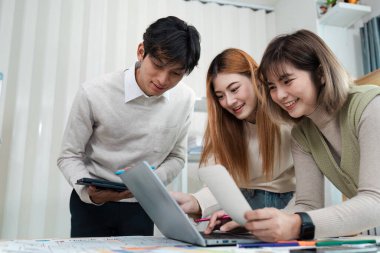 iç dizayn ekibi renk örneklerini kullanarak renk sunarken, UI ve UX tasarımları cep telefonu uygulamaları ve web siteleri için gösteriliyor.