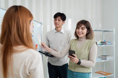 ux geliştirici ve ui tasarımcısı beyin fırtınası arayüzü kablo tasarımı. Yaratıcı dijital geliştirme ajansı.