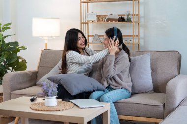 Gurur ayı. Mutlu kadın lezbiyen gay lgbt çifti evde dinlenirken aşkı kutluyor. lgbtq çift kavramı.